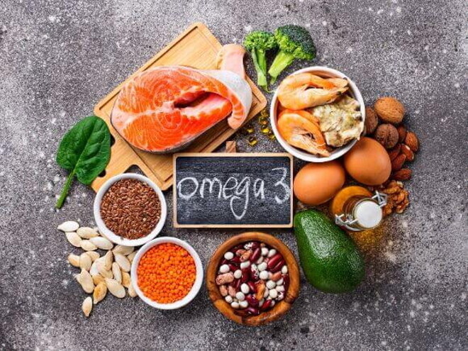 alimentos ricos em ômega 3, como salmão, nozes, sementes e abacate, dispostos sobre uma mesa. alimentos ricos em ômega 3, como salmão, nozes, sementes e abacate, dispostos sobre uma mesa.