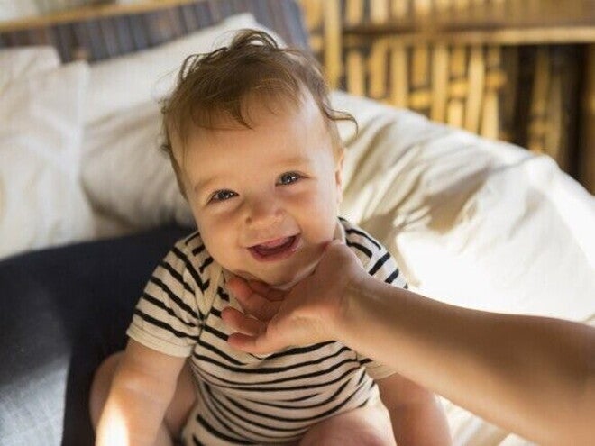 Bebê sorrindo nas mãos da mãe, por Nestlé Baby & Me Bebê sorrindo nas mãos da mãe, por Nestlé Baby & Me