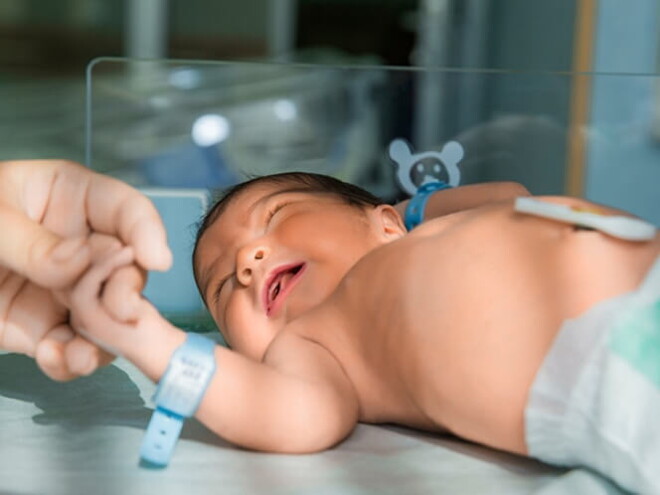Bebê recém nascido em enfermaria de hospital. Bebê recém nascido em enfermaria de hospital.