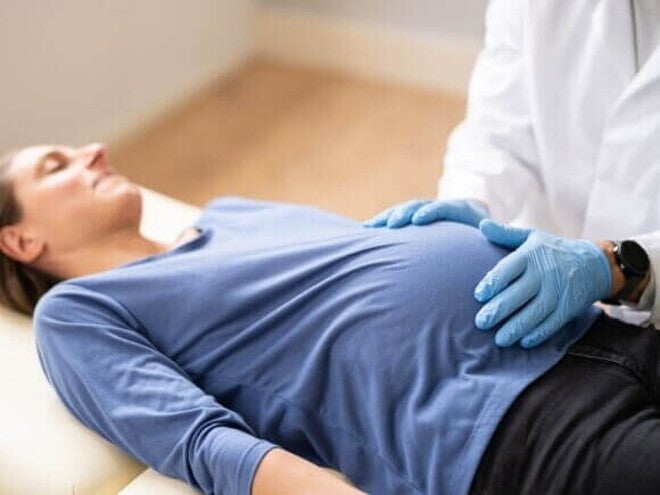 gestante deitada durante avaliação obstétrica para versão cefálica externa. gestante deitada durante avaliação obstétrica para versão cefálica externa.