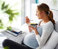 mulher grávida consumindo nutrientes