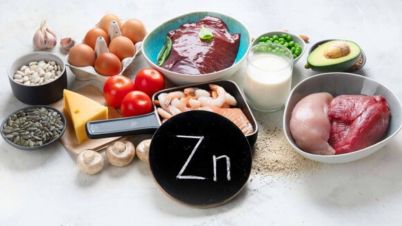 alimentos ricos em zinco, incluindo carne, frutos do mar, laticínios, sementes e legumes.