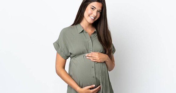 gestante de pé com as mãos na barriga gestante de pé com as mãos na barriga