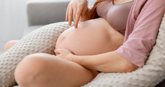gestante sentada passando segurando a barriga gestante sentada passando segurando a barriga