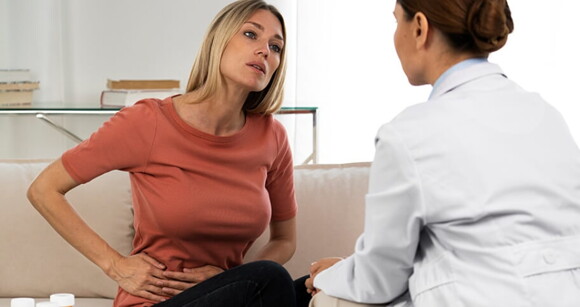 Mulher em consulta médica esclarecendo suas dúvidas com ginecologista sobre a hidrossalpinge Mulher em consulta médica esclarecendo suas dúvidas com ginecologista sobre a hidrossalpinge