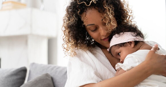 Imagem de uma mãe segurando sua bebê no colo Imagem de uma mãe segurando sua bebê no colo