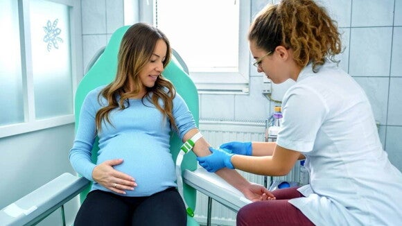 gestante realizando exame de sangue em consultório médico. gestante realizando exame de sangue em consultório médico.