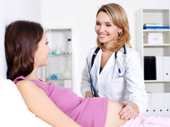 médica examinando gestante médica examinando gestante