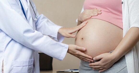 Médico examinando barriga de gestante. Médico examinando barriga de gestante.
