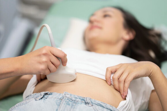 mulher fazendo ultrassonografia mulher fazendo ultrassonografia