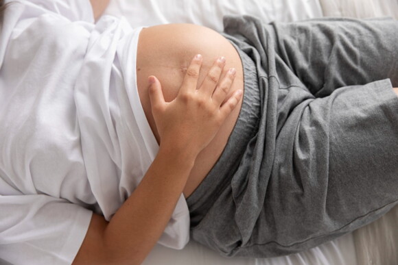 mulher grávida sentindo contrações de treinamento na cama mulher grávida sentindo contrações de treinamento na cama