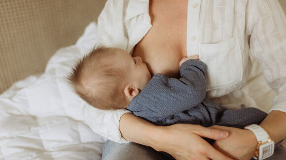 mãe amamentando seu bebê.